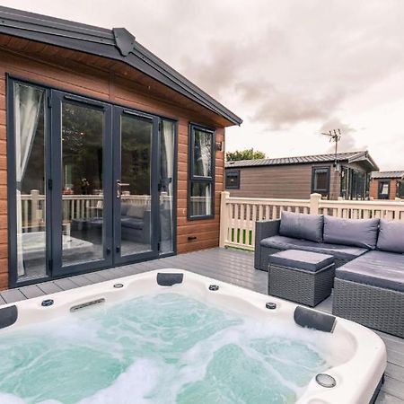 The Serenity Lodge With Hot Tub York Ngoại thất bức ảnh