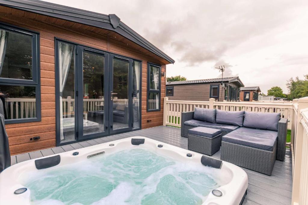 The Serenity Lodge With Hot Tub York Ngoại thất bức ảnh